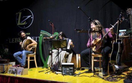 Die Irish Folk Band Spinning Wheel spielt auf einer Bühne
