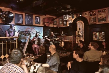 Spinning Wheel spielt Folk Musik im Irish Pub